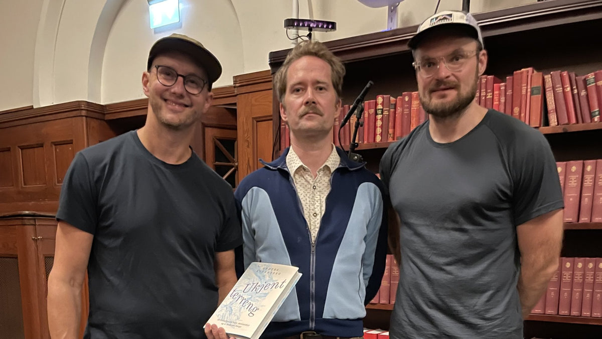 Daniel og Pavel fra Dapa Maps sammen med forfatter Anders Kvernberg og boka Ukjent terreng på Nasjonalbiblioteket